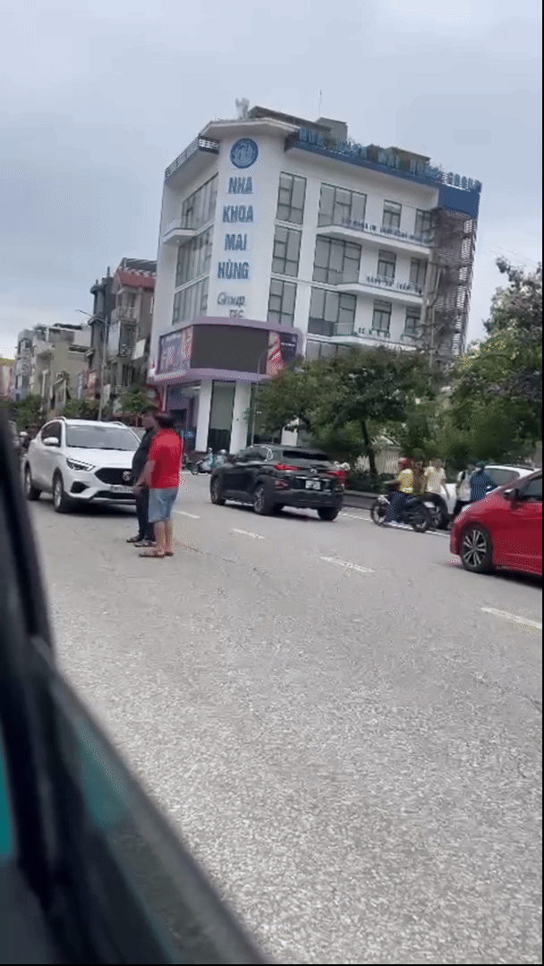Clip người đàn ông áo đỏ bám trên nắp capo ô tô lao trên đường: Hé lộ chuyện giữa 2 người đàn ông- Ảnh 3.