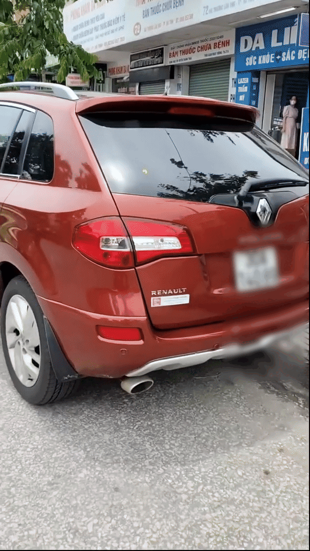 Clip người đàn ông áo đỏ bám trên nắp capo ô tô lao trên đường: Hé lộ chuyện giữa 2 người đàn ông- Ảnh 1.