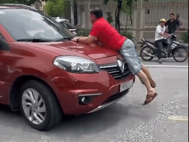 Clip người đàn ông áo đỏ bám trên nắp capo ô tô lao trên đường: Hé lộ chuyện giữa 2 người đàn ông- Ảnh 2.