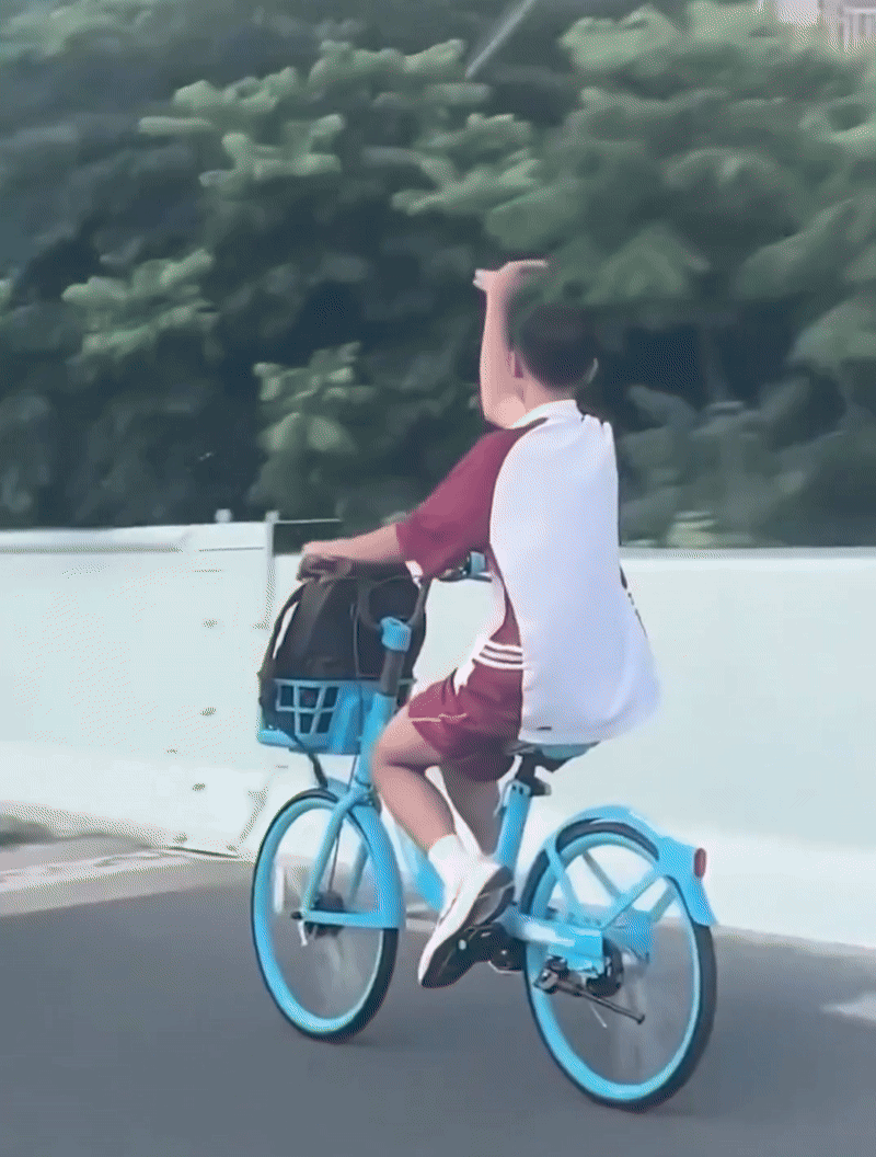 Hành động lạ của nam sinh đi xe đạp khiến cả con đường náo loạn- Ảnh 1.