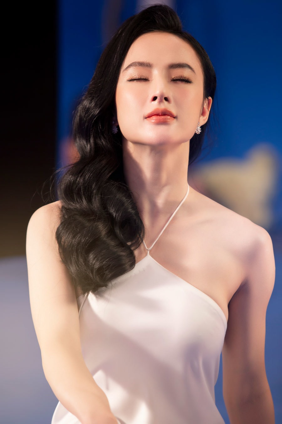 Mỹ nhân cơ bắp Angela Phương Trinh gây choáng khi diện đồ 