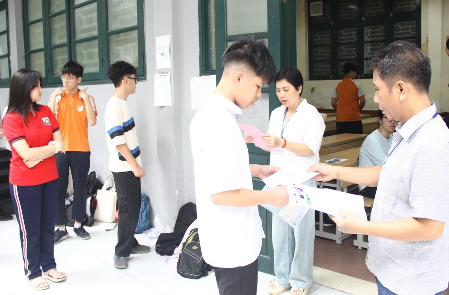 Kỳ thi cuối c&ugrave;ng v&agrave;o lớp 10 ở H&agrave; Nội "1 chọi 10" gi&agrave;nh 440 suất v&agrave;o trường "hot"- Ảnh 1.