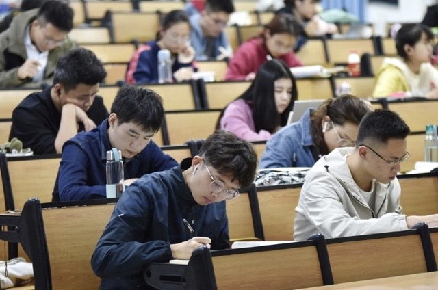 Chuyên gia nổi tiếng khuyên "tuyệt đối đừng chọn ngành học này, chỉ tốn cơm tốn gạo cha mẹ", dân tình tranh cãi dữ dội: Thiển cận quá!- Ảnh 1.