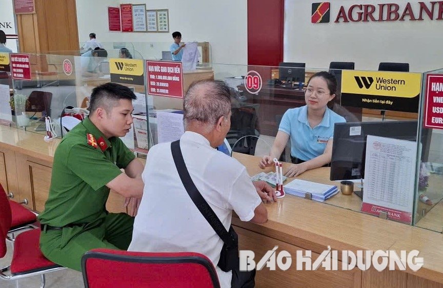 Có 3 sổ tiết kiệm, cụ ông 79 tuổi chỉ rút 1 quyển để chuyển khoản 200 triệu đồng: Nhân viên Agribank nhận giao dịch, rồi báo công an- Ảnh 1.