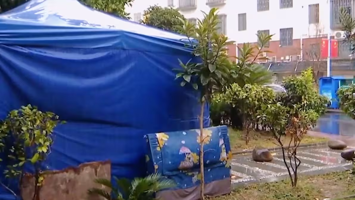 Doanh nhân chi 23 tỷ đồng mua biệt thự, ngày dọn đến bố mẹ chủ cũ dựng lều trước cổng: "Anh chỉ mua nhà, không mua lối đi"- Ảnh 2.