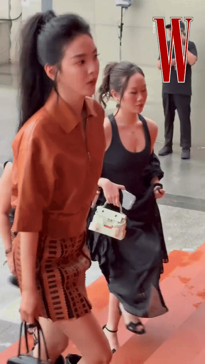 Chương Nhược Nam đổi style, netizen khen hết lời- Ảnh 2. Chương Nhược Nam đổi style, netizen khen hết lời- Ảnh 2.