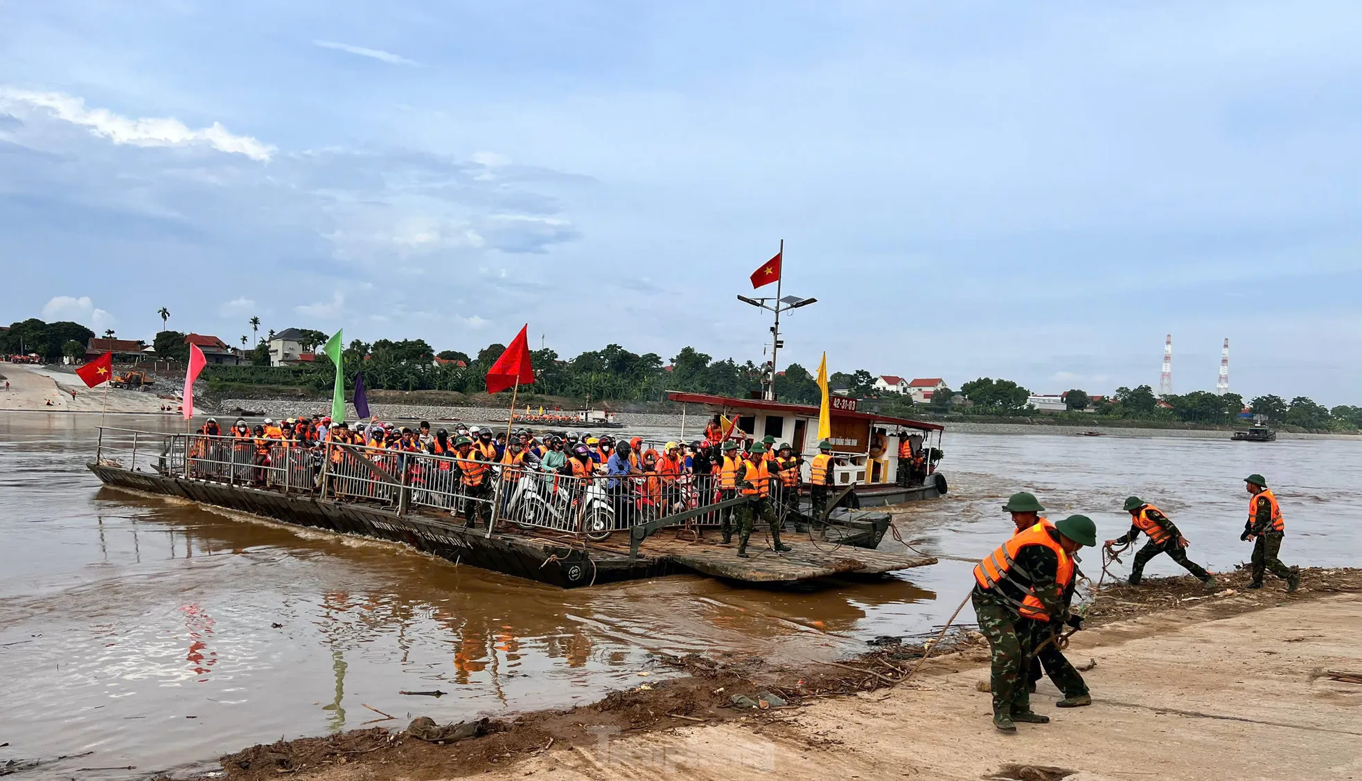 Hình ảnh bộ đội dùng phà quân sự đưa người dân qua sông Hồng- Ảnh 11.
