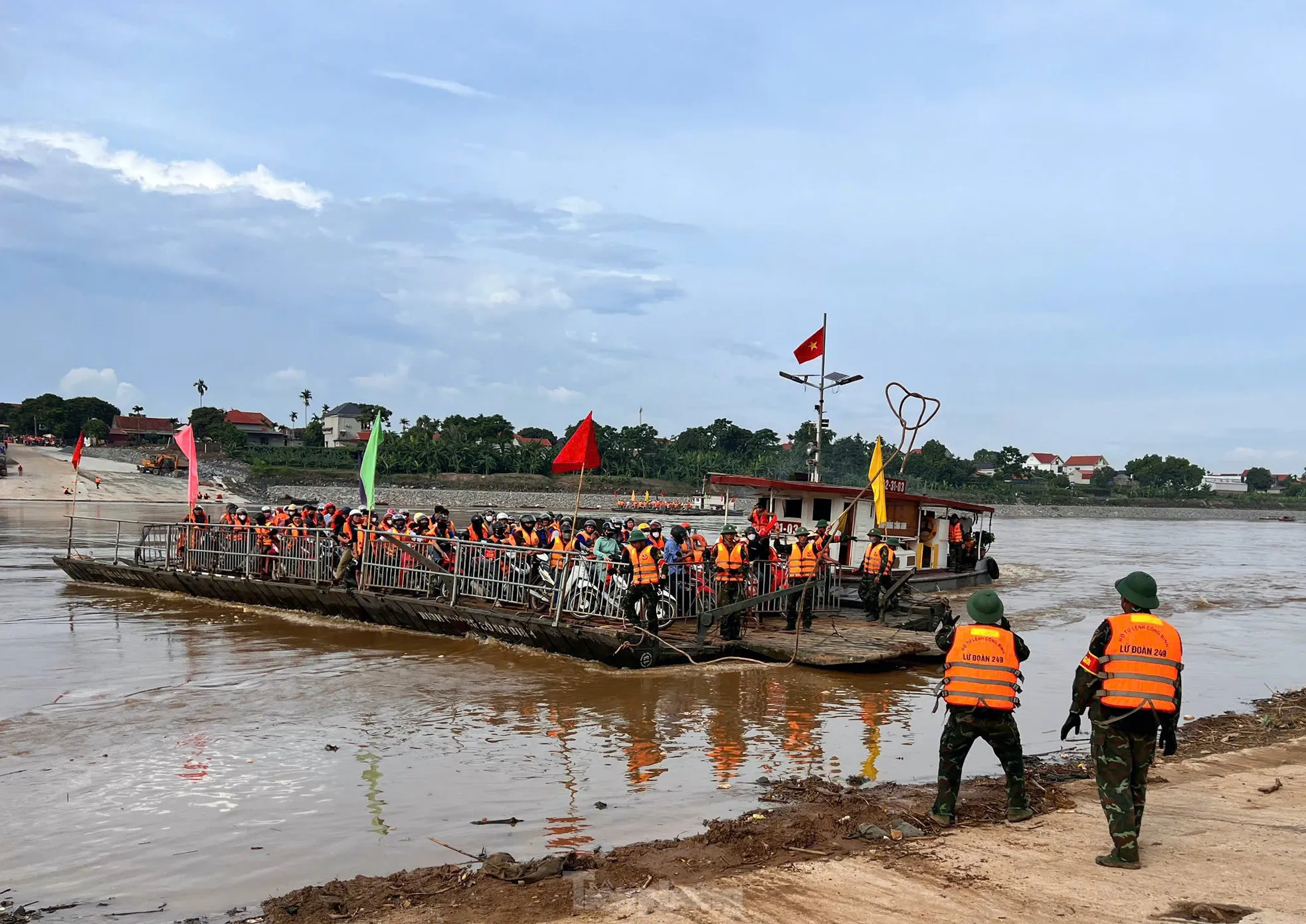 Hình ảnh bộ đội dùng phà quân sự đưa người dân qua sông Hồng- Ảnh 3.