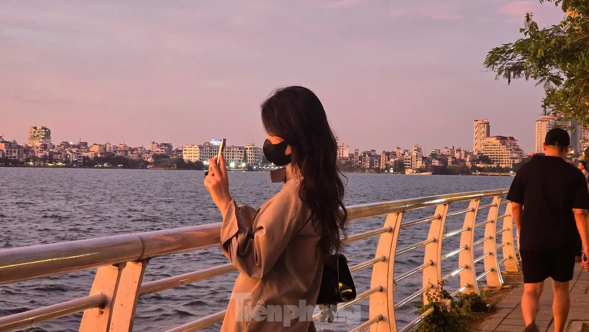 Người Hà Nội mê mẩn check-in hoàng hôn Hồ Tây tuyệt đẹp- Ảnh 2.