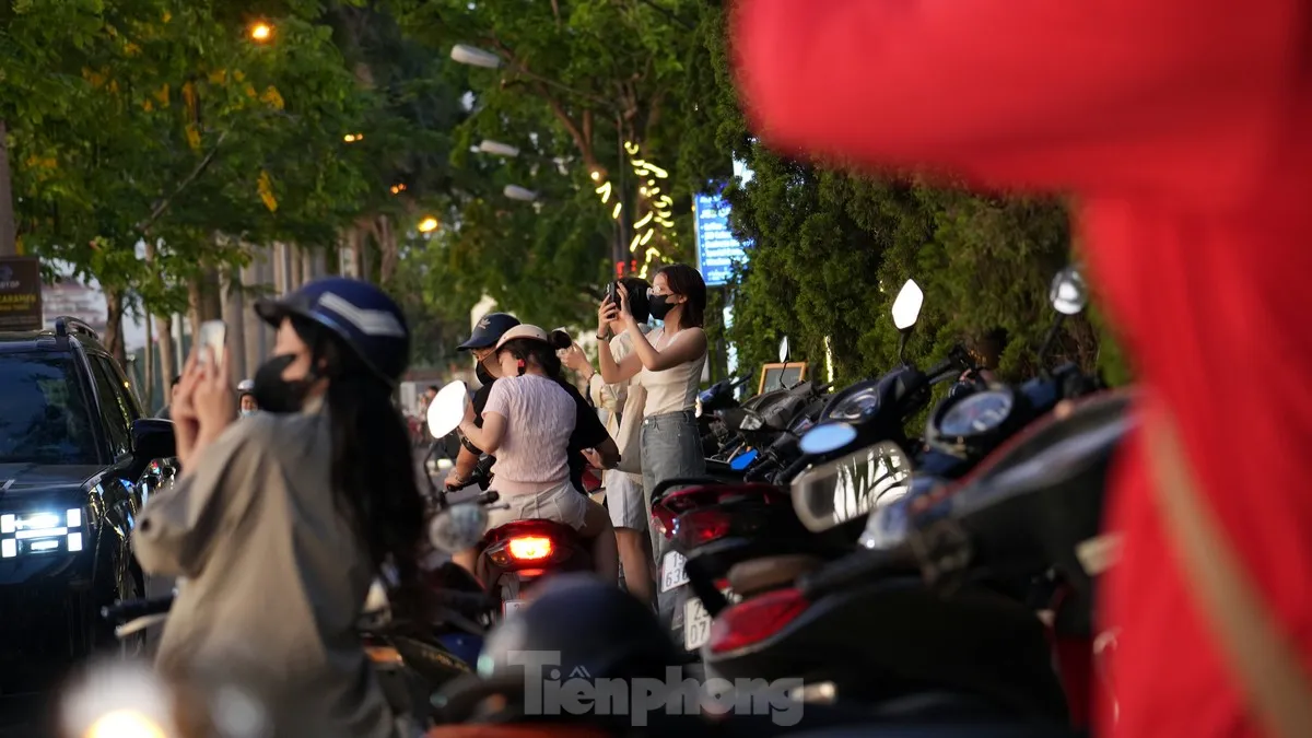 Người Hà Nội mê mẩn check-in hoàng hôn Hồ Tây tuyệt đẹp- Ảnh 3.