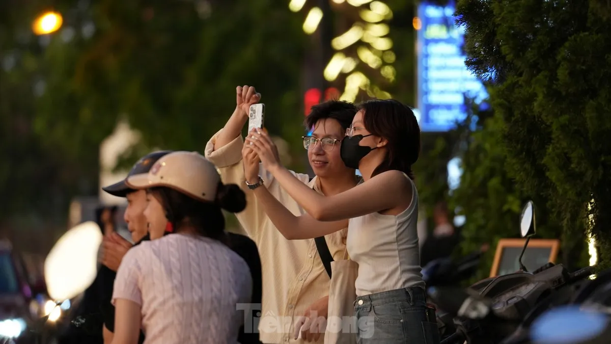 Người Hà Nội mê mẩn check-in hoàng hôn Hồ Tây tuyệt đẹp- Ảnh 5.