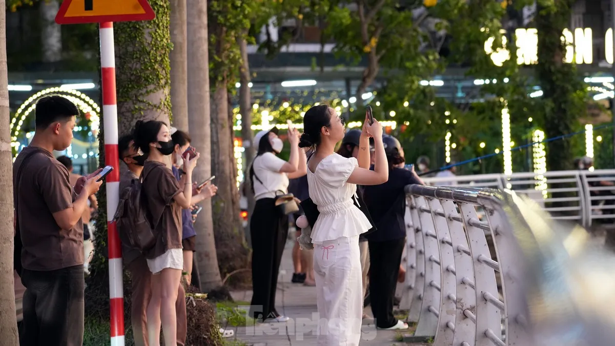 Người Hà Nội mê mẩn check-in hoàng hôn Hồ Tây tuyệt đẹp- Ảnh 4.