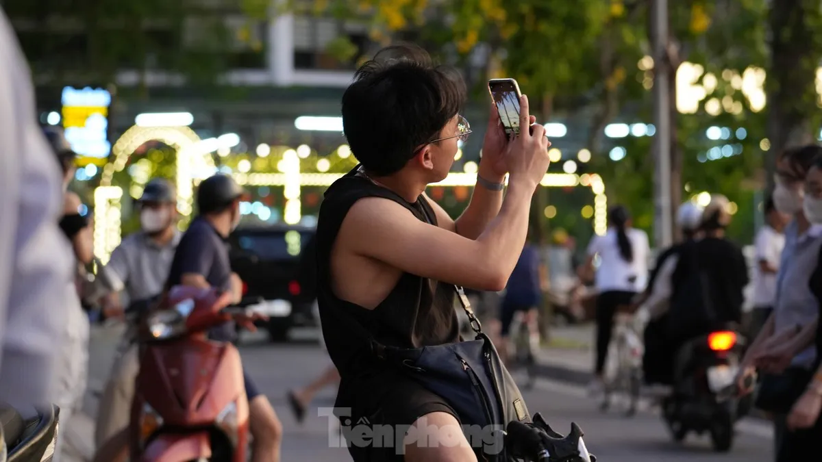 Người Hà Nội mê mẩn check-in hoàng hôn Hồ Tây tuyệt đẹp- Ảnh 6.