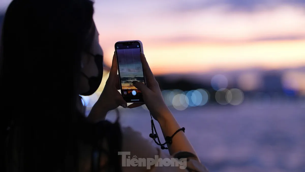 Người Hà Nội mê mẩn check-in hoàng hôn Hồ Tây tuyệt đẹp- Ảnh 9.
