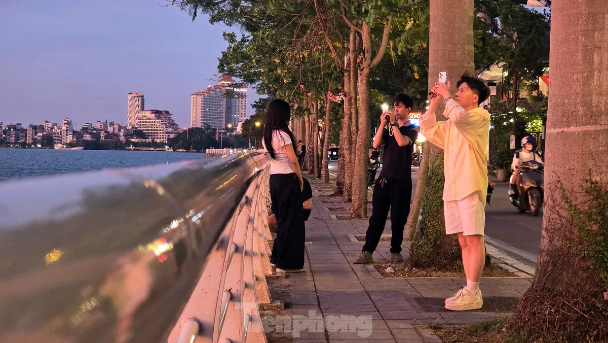 Người Hà Nội mê mẩn check-in hoàng hôn Hồ Tây tuyệt đẹp- Ảnh 11.