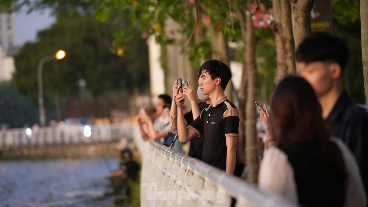 Người Hà Nội mê mẩn check-in hoàng hôn Hồ Tây tuyệt đẹp- Ảnh 12.