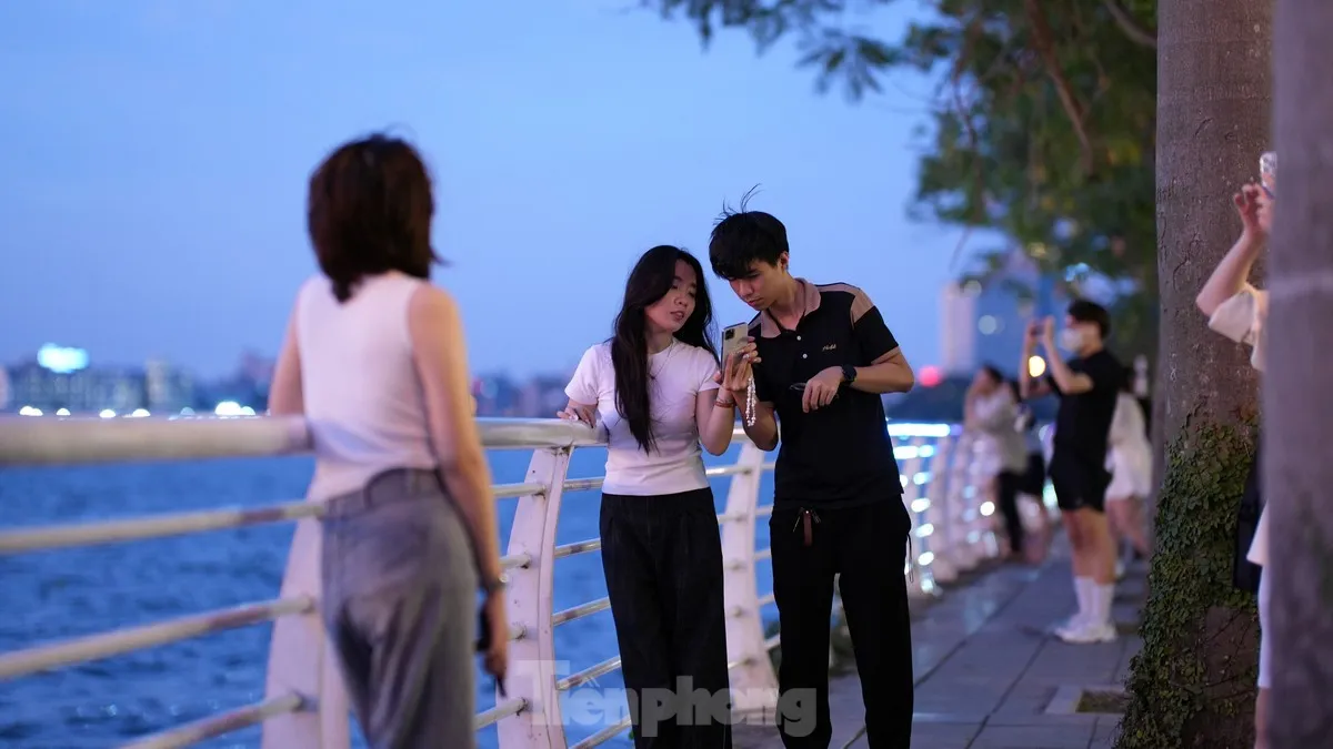Người Hà Nội mê mẩn check-in hoàng hôn Hồ Tây tuyệt đẹp- Ảnh 14.