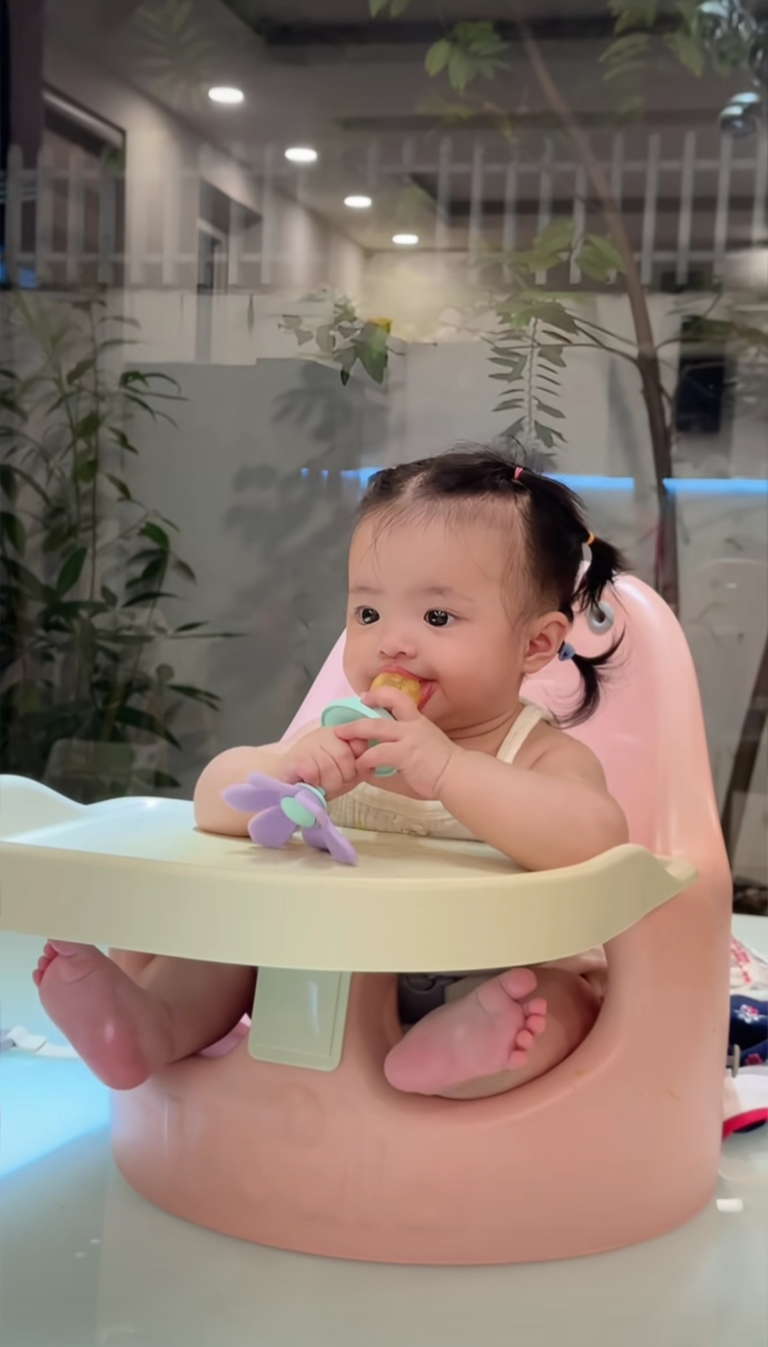 Chỉ ngồi gặm trái cây thôi mà bé Hannie nhà Đông Nhi - "hot baby" mới nổi, đã khiến giới bỉm sữa phải khổ công truy tìm chiếc túi nhai nở hoa- Ảnh 2.