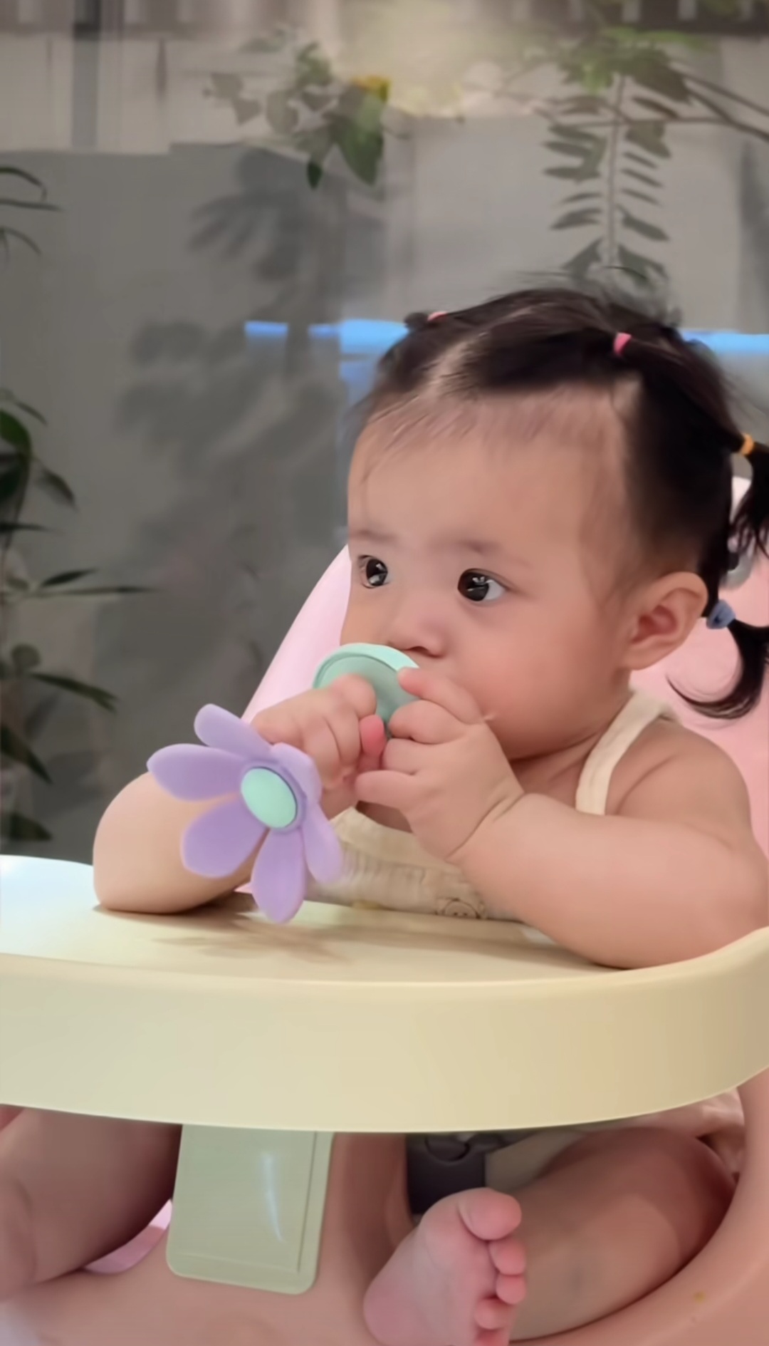 Chỉ ngồi gặm trái cây thôi mà bé Hannie nhà Đông Nhi - "hot baby" mới nổi, đã khiến giới bỉm sữa phải khổ công truy tìm chiếc túi nhai nở hoa- Ảnh 1.