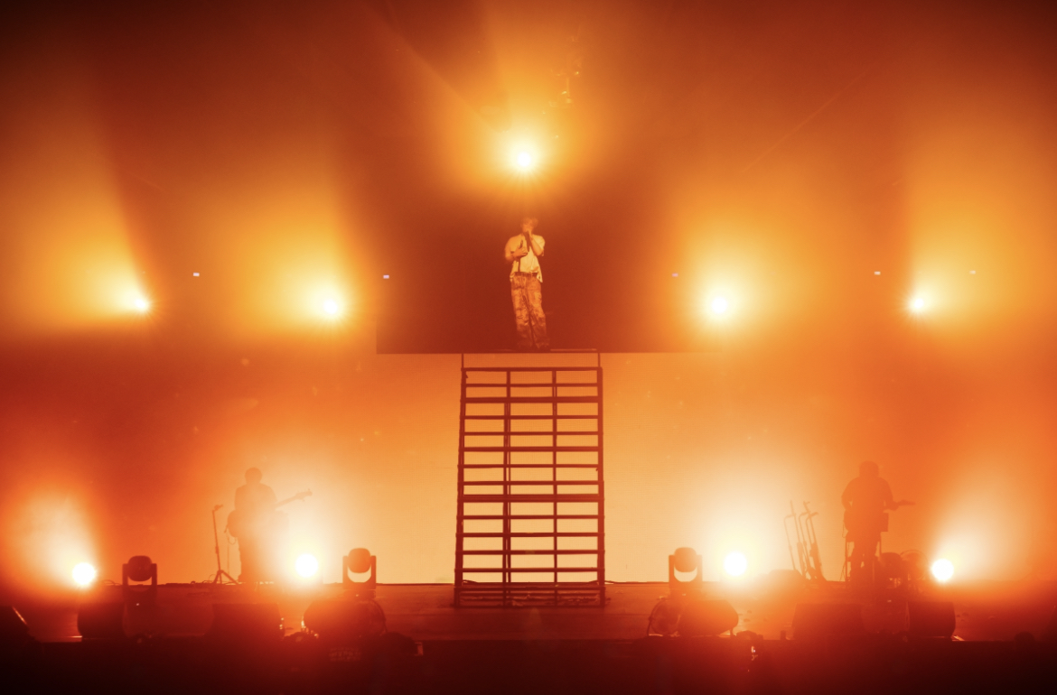 Xôn xao cảnh tượng “kỳ dị” tại concert Kim Jae Joong ở Hà Nội: Cả SVĐ như zombie săn mồi!- Ảnh 6.