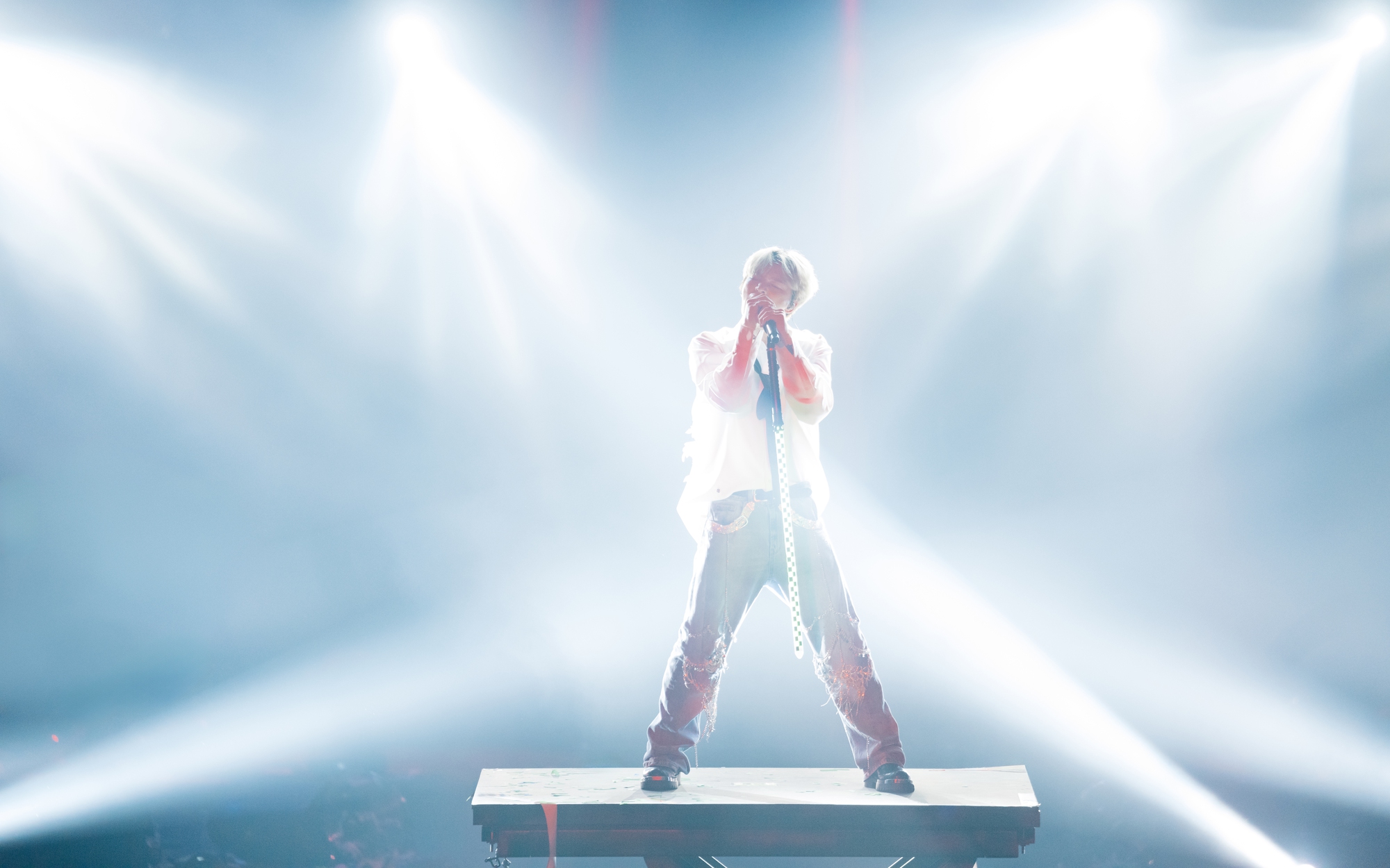 Xôn xao cảnh tượng “kỳ dị” tại concert Kim Jae Joong ở Hà Nội: Cả SVĐ như zombie săn mồi!- Ảnh 2.