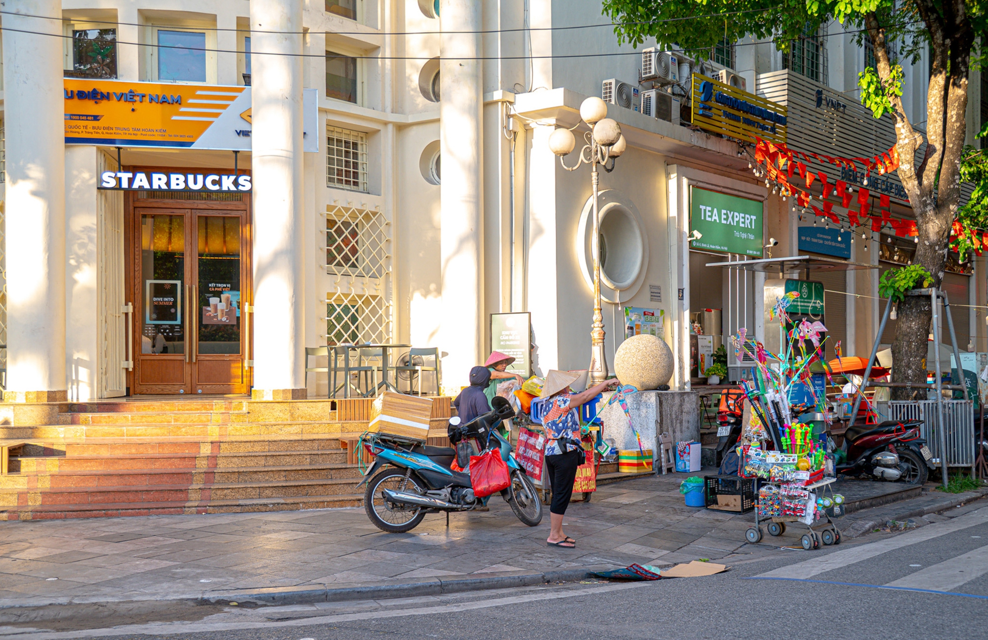 Nơi Starbucks sánh vai cùng trà đá, xiên que "bao vây" McDonald’s, bánh mì thịt xiên đặt trước Lotteria- Ảnh 3.