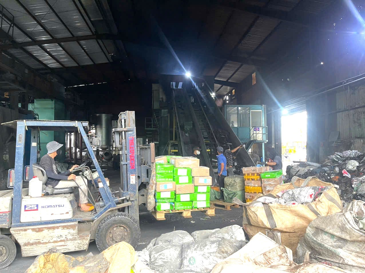 Hình ảnh hơn 30 tấn vú heo, dồi trường, gà ủ muối “bẩn” của một cơ sở kinh doanh- Ảnh 2.