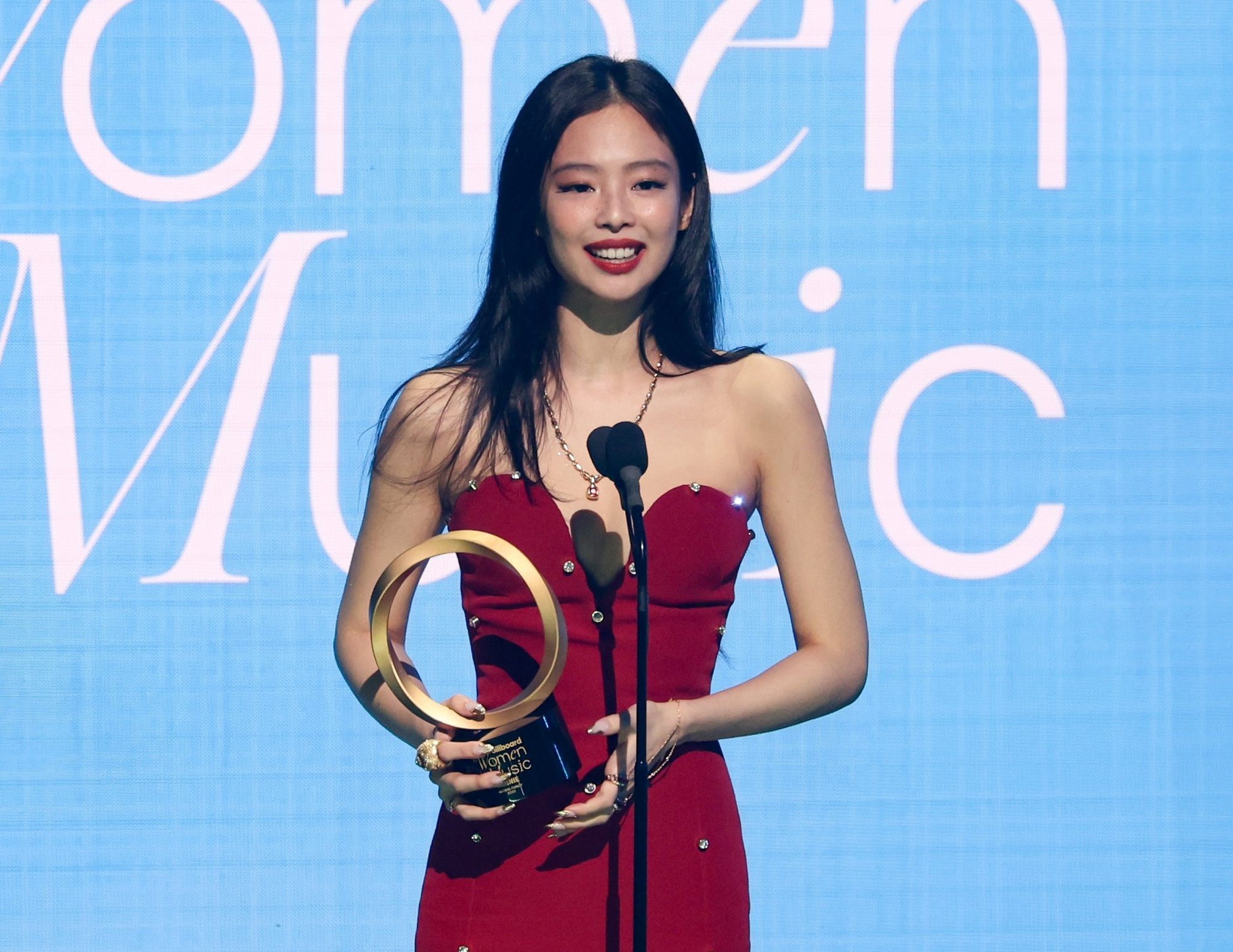 Top 1 solo nữ Kbiz: Rosé hay Jennie đều không thể “chung mâm” với ngôi sao 32 tuổi này?- Ảnh 15.