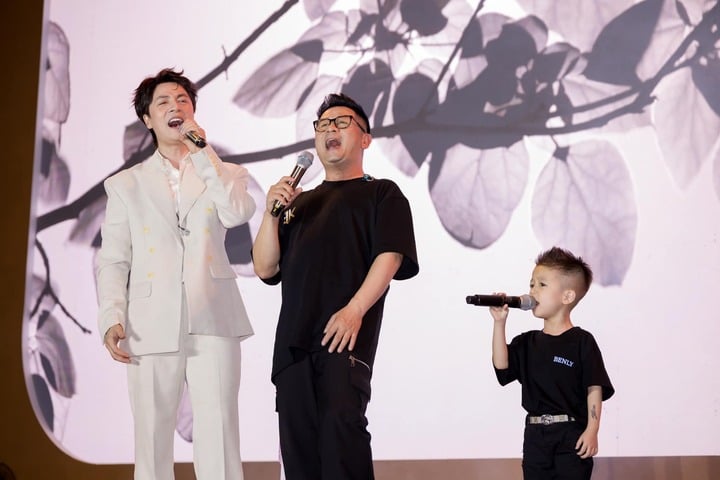 Tranh cãi con trai 4 tuổi của Bằng Kiều hát concert Anh trai vượt ngàn chông gai- Ảnh 2. Tranh cãi con trai 4 tuổi của Bằng Kiều hát concert Anh trai vượt ngàn chông gai- Ảnh 2.