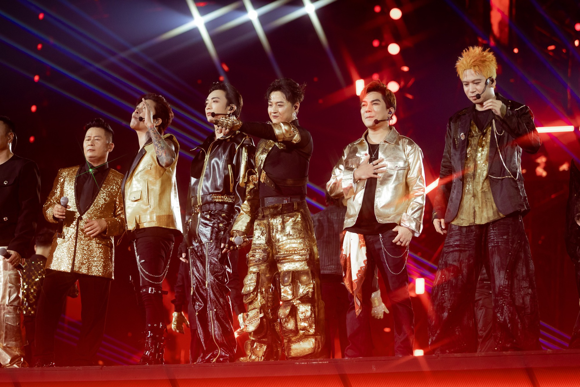 Mưa lớn đổ ập ngay khi concert D-6 vừa bắt đầu, Anh Trai Vượt Ngàn Chông Gai chẳng thua kém gì Anh Trai Say Hi!- Ảnh 7. Mưa lớn đổ ập ngay khi concert D-6 vừa bắt đầu, Anh Trai Vượt Ngàn Chông Gai chẳng thua kém gì Anh Trai Say Hi!- Ảnh 7.