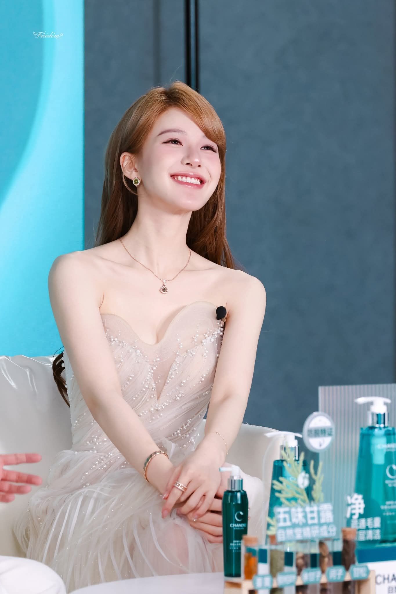 Triệu Lộ Tư mặc đồ thiết kế Việt Nam đẹp xuất thần, xinh nhất trong những lần gần đây- Ảnh 7.