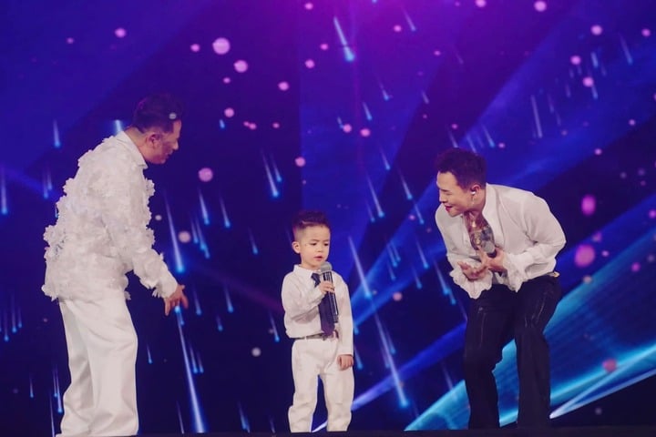 Tranh cãi con trai 4 tuổi của Bằng Kiều hát concert Anh trai vượt ngàn chông gai- Ảnh 1. Tranh cãi con trai 4 tuổi của Bằng Kiều hát concert Anh trai vượt ngàn chông gai- Ảnh 1.
