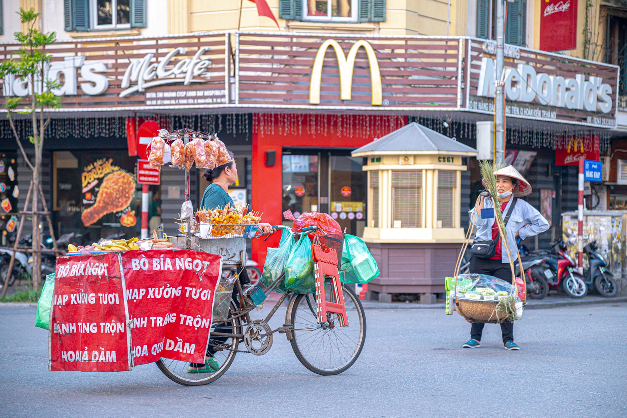 Nơi Starbucks sánh vai cùng trà đá, xiên que "bao vây" McDonald’s, bánh mì thịt xiên đặt trước Lotteria- Ảnh 7.