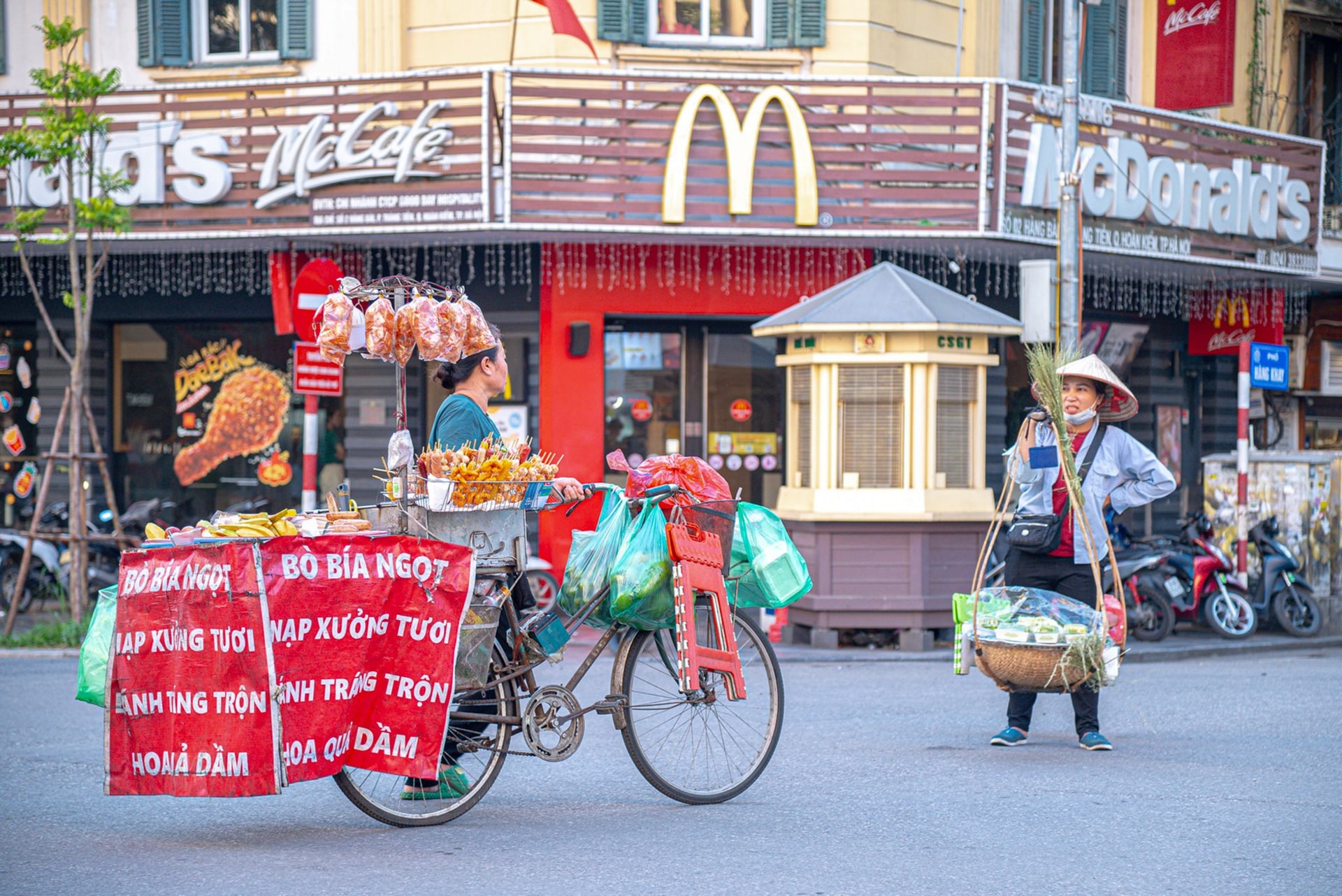 Nơi Starbucks sánh vai cùng trà đá, xiên que "bao vây" McDonald’s, bánh mì thịt xiên đặt trước Lotteria- Ảnh 1.