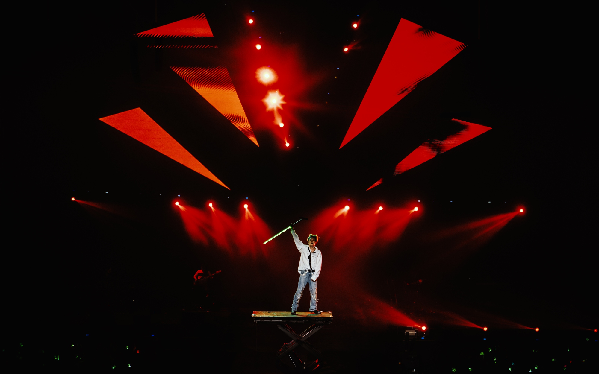 Xôn xao cảnh tượng “kỳ dị” tại concert Kim Jae Joong ở Hà Nội: Cả SVĐ như zombie săn mồi!- Ảnh 3.