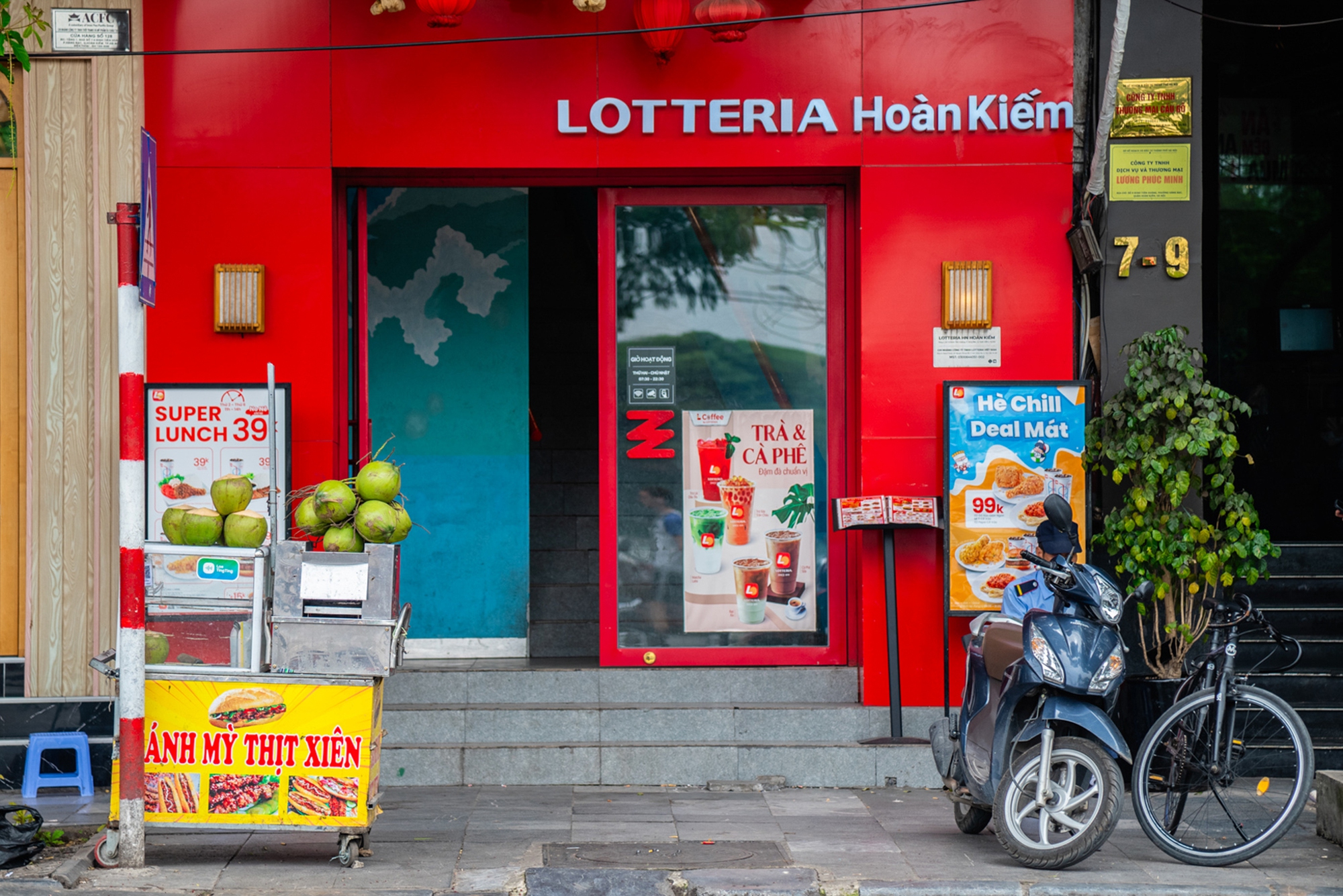 Nơi Starbucks sánh vai cùng trà đá, xiên que "bao vây" McDonald’s, bánh mì thịt xiên đặt trước Lotteria- Ảnh 9.