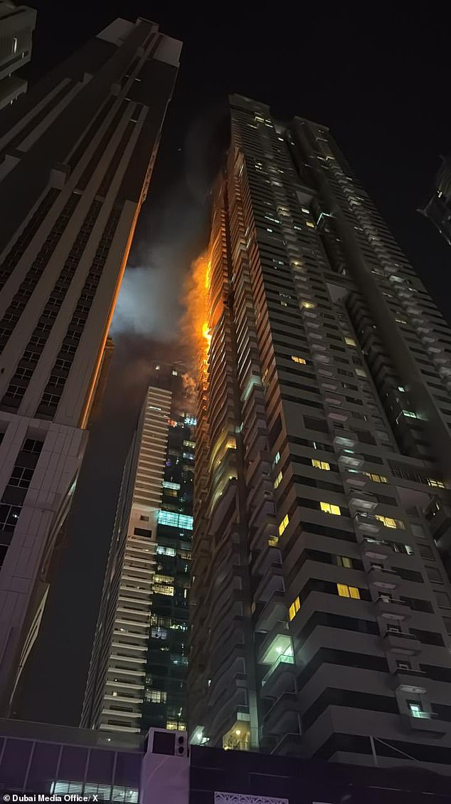 Kinh hoàng khoảnh khắc tòa nhà hạng sang chọc trời ở Dubai cháy như đuốc, hàng nghìn cư dân tháo chạy trong đêm- Ảnh 2.