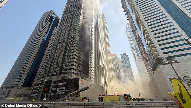 Kinh hoàng khoảnh khắc tòa nhà hạng sang chọc trời ở Dubai cháy như đuốc, hàng nghìn cư dân tháo chạy trong đêm- Ảnh 3.
