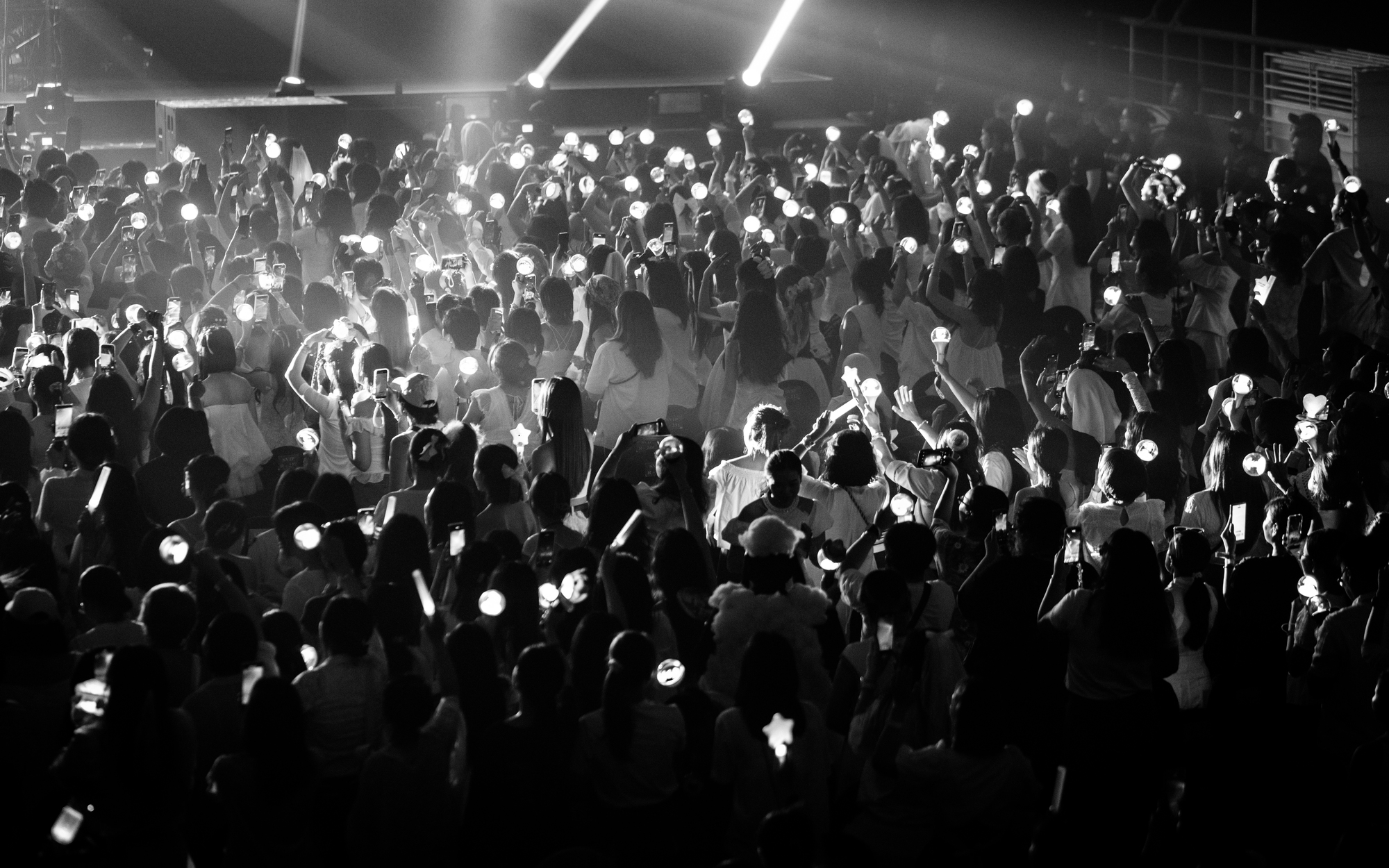 Xôn xao cảnh tượng “kỳ dị” tại concert Kim Jae Joong ở Hà Nội: Cả SVĐ như zombie săn mồi!- Ảnh 7.