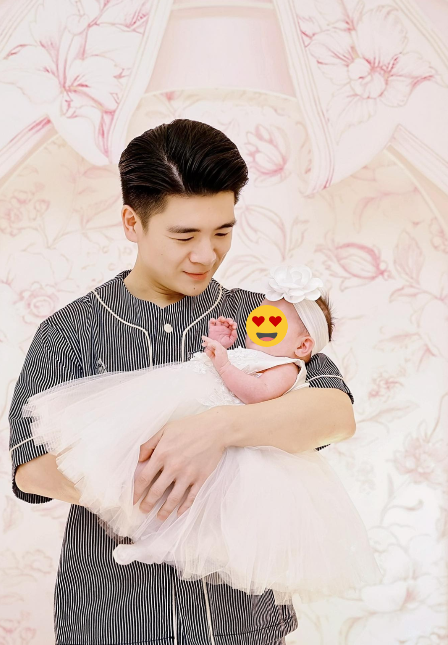 Thiếu gia Đỗ Quang Vinh nhà bầu Hiển công khai ảnh công chúa nhỏ đầy tháng, chủ tịch ACB vào nói đúng một điều- Ảnh 1.
