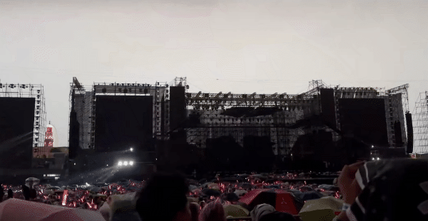 Mưa lớn đổ ập ngay khi concert D-6 vừa bắt đầu, Anh Trai Vượt Ngàn Chông Gai chẳng thua kém gì Anh Trai Say Hi!- Ảnh 4. Mưa lớn đổ ập ngay khi concert D-6 vừa bắt đầu, Anh Trai Vượt Ngàn Chông Gai chẳng thua kém gì Anh Trai Say Hi!- Ảnh 4.