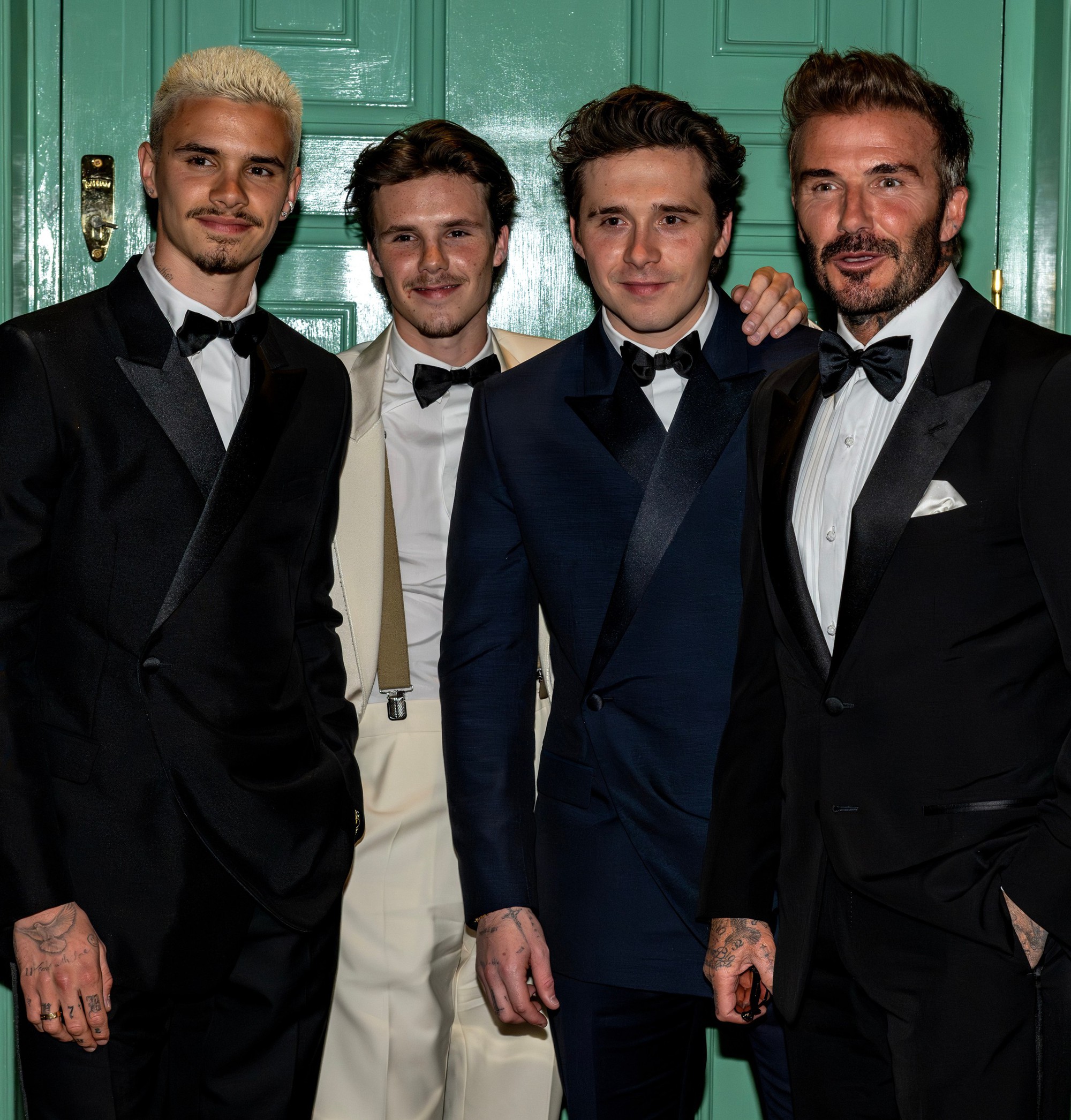 Victoria ôm hôn chồng ngọt lịm mừng David Beckham được phong tước 