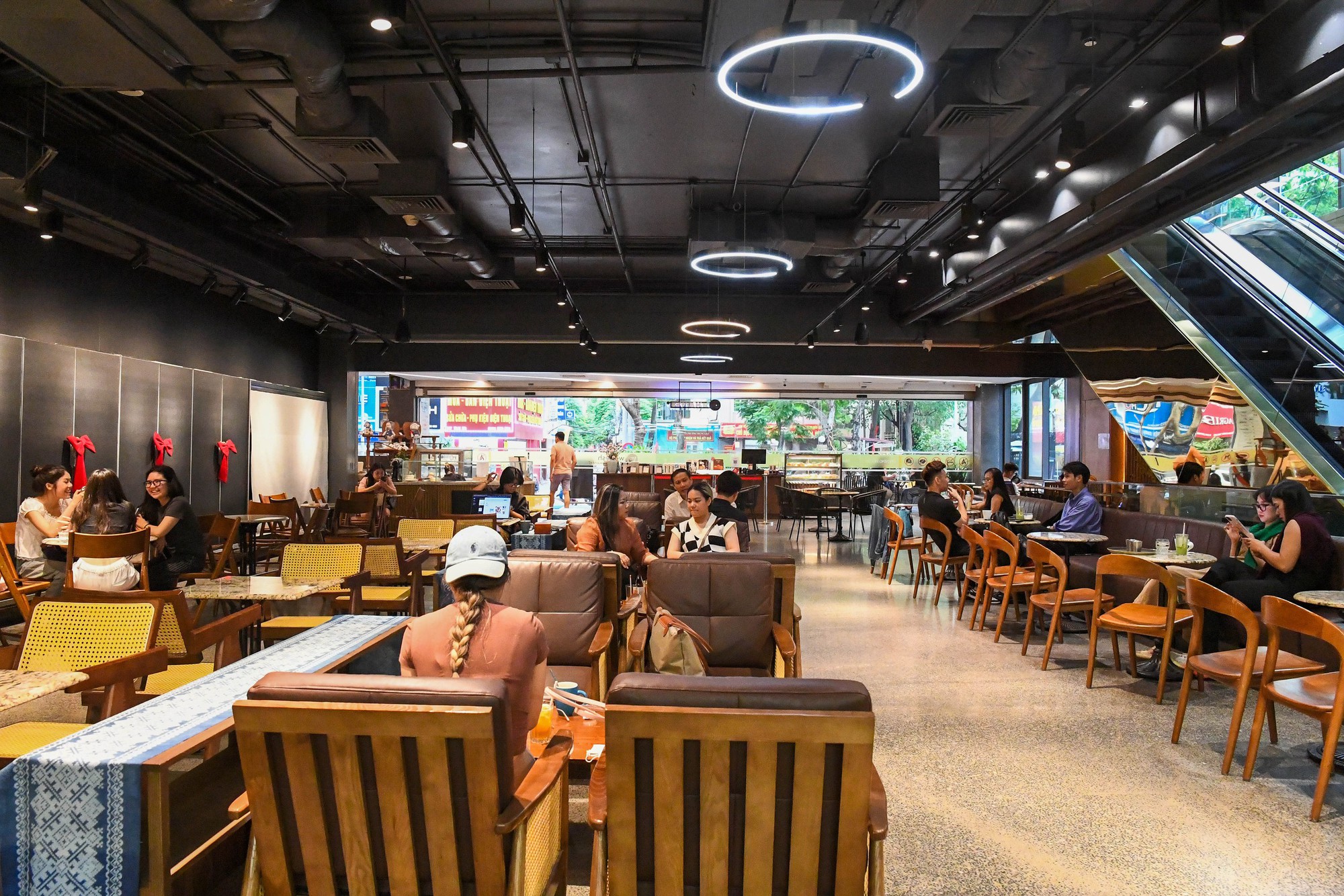 THAIYEN: Từ những quán cà phê chill chill mang đầy hoài niệm, đến phong cách công nghiệp mới khiến nhiều người 