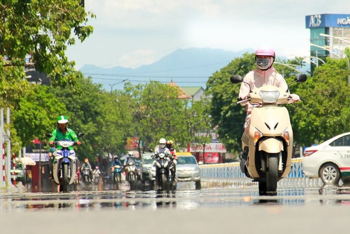 Thời tiết Bắc Bộ và Trung Bộ nắng nóng gay gắt- Ảnh 1.