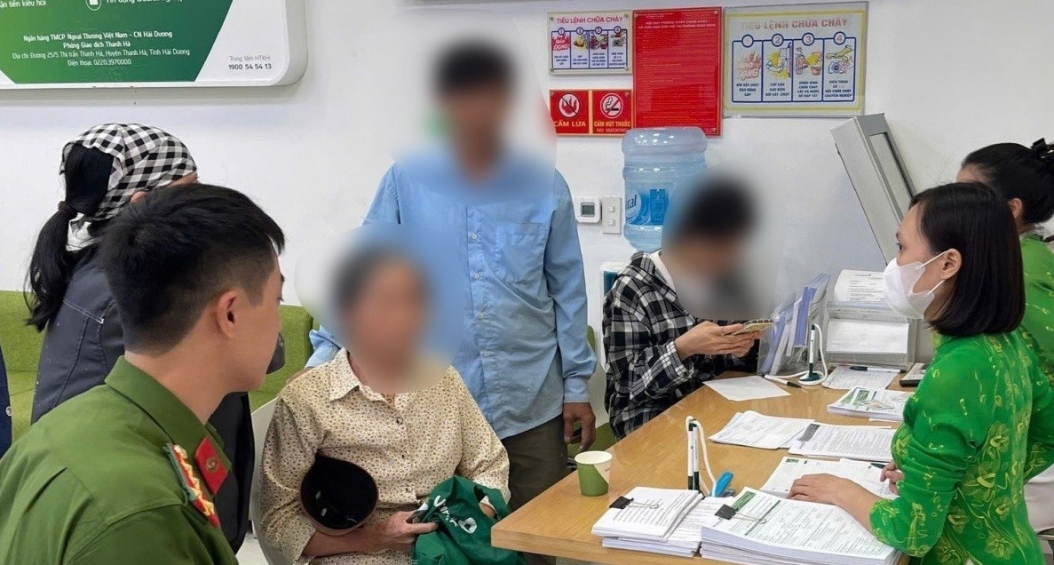Khách rút toàn bộ tiền tiết kiệm cho con trai xây nhà, ngân hàng gọi công an ngay: Hoá ra có chuyện lớn- Ảnh 1.