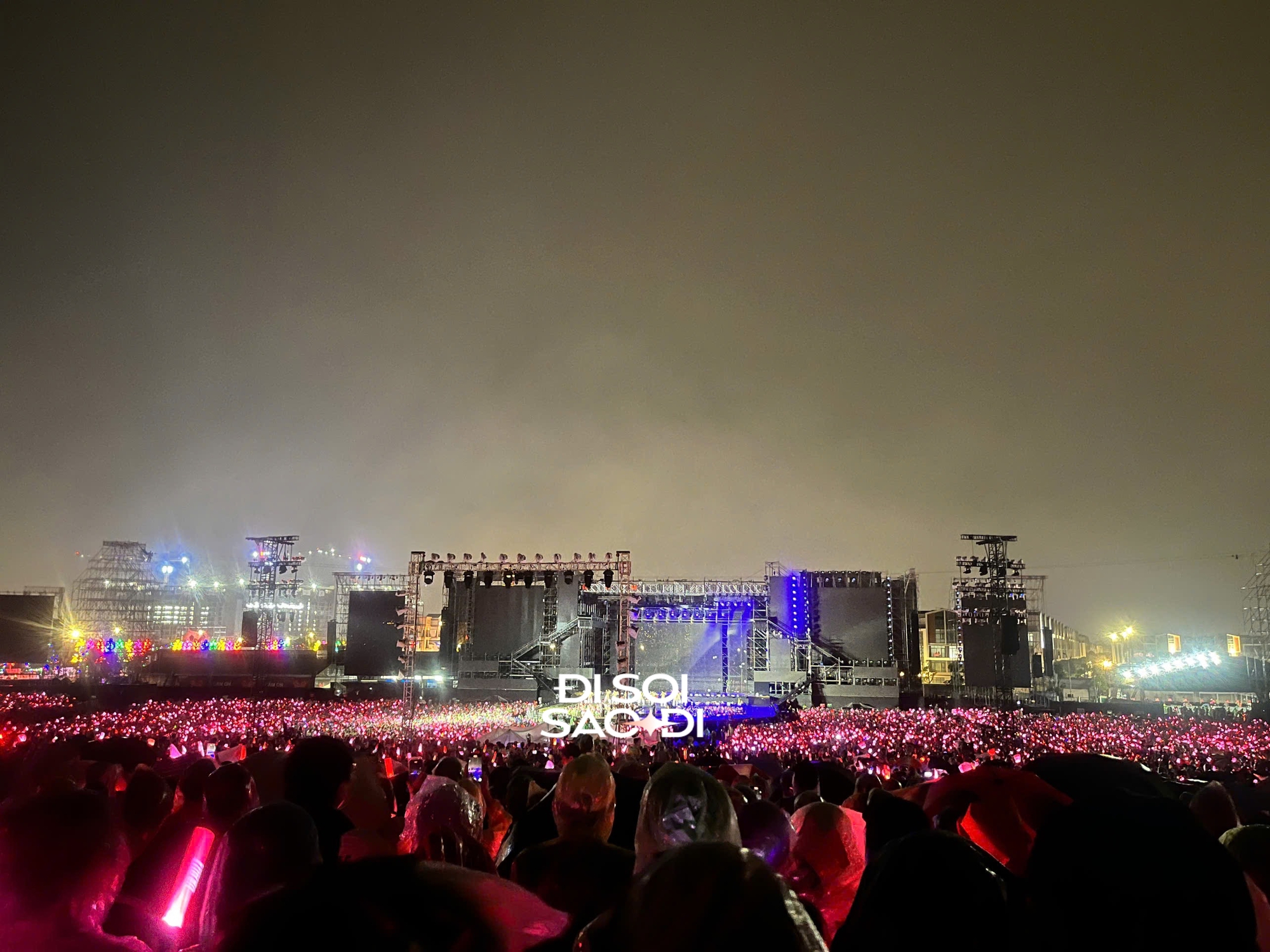 Concert Anh Trai Vượt Ngàn Chông Gai buộc phải dừng giữa chừng, mưa lớn kèm sấm sét khiến toàn bộ hệ thống âm thanh - ánh sáng tê liệt- Ảnh 7. Concert Anh Trai Vượt Ngàn Chông Gai buộc phải dừng giữa chừng, mưa lớn kèm sấm sét khiến toàn bộ hệ thống âm thanh - ánh sáng tê liệt- Ảnh 7.