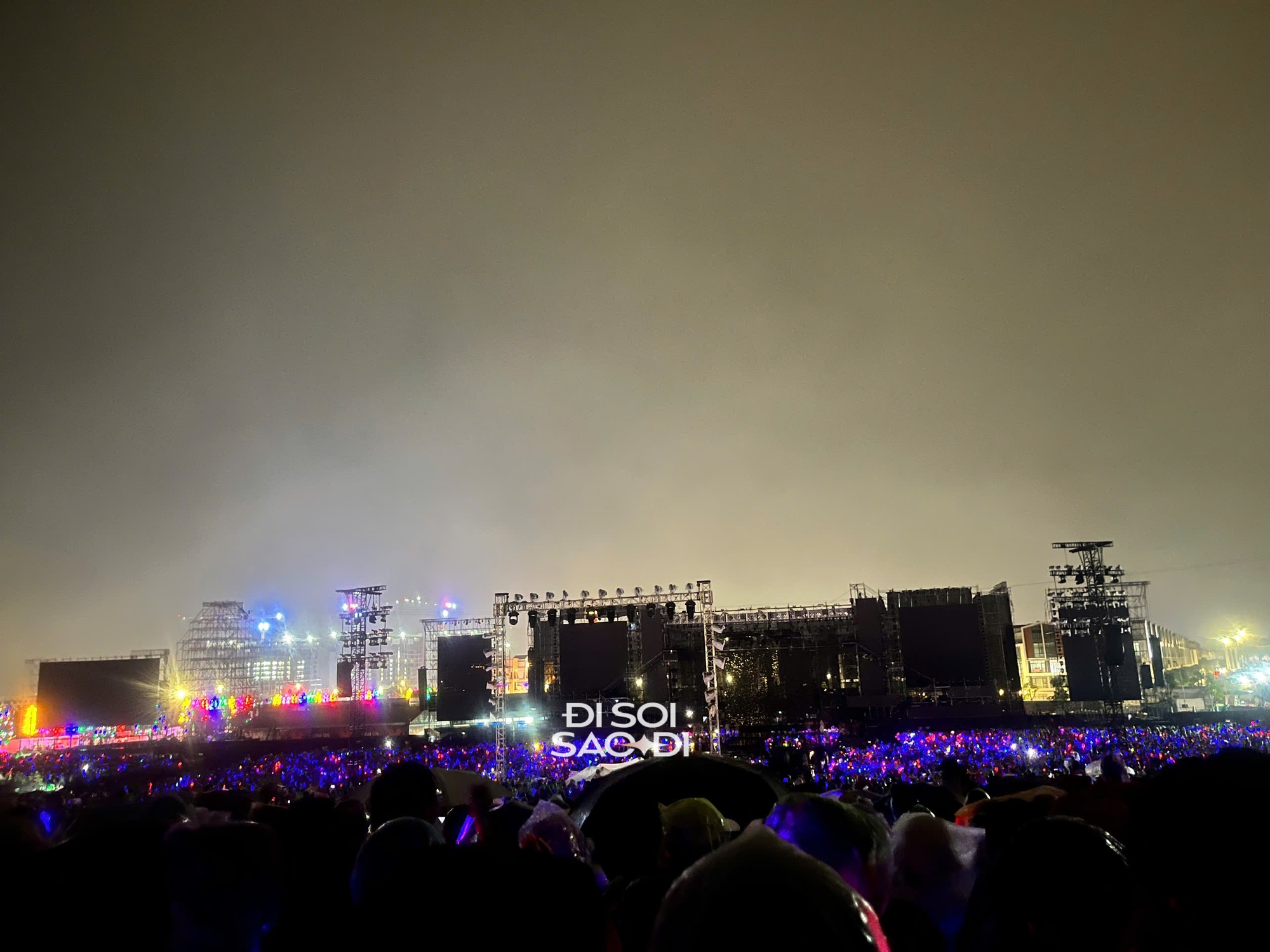 Concert Anh Trai Vượt Ngàn Chông Gai buộc phải dừng giữa chừng, mưa lớn kèm sấm sét khiến toàn bộ hệ thống âm thanh - ánh sáng tê liệt- Ảnh 5. Concert Anh Trai Vượt Ngàn Chông Gai buộc phải dừng giữa chừng, mưa lớn kèm sấm sét khiến toàn bộ hệ thống âm thanh - ánh sáng tê liệt- Ảnh 5.