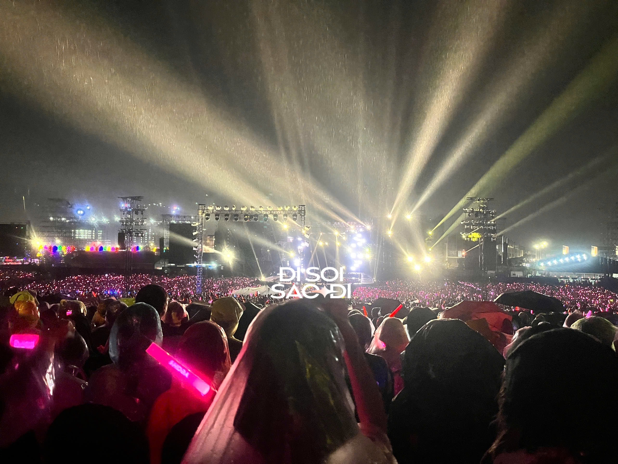 Concert Anh Trai Vượt Ngàn Chông Gai buộc phải dừng giữa chừng, mưa lớn kèm sấm sét khiến toàn bộ hệ thống âm thanh - ánh sáng tê liệt- Ảnh 8. Concert Anh Trai Vượt Ngàn Chông Gai buộc phải dừng giữa chừng, mưa lớn kèm sấm sét khiến toàn bộ hệ thống âm thanh - ánh sáng tê liệt- Ảnh 8.