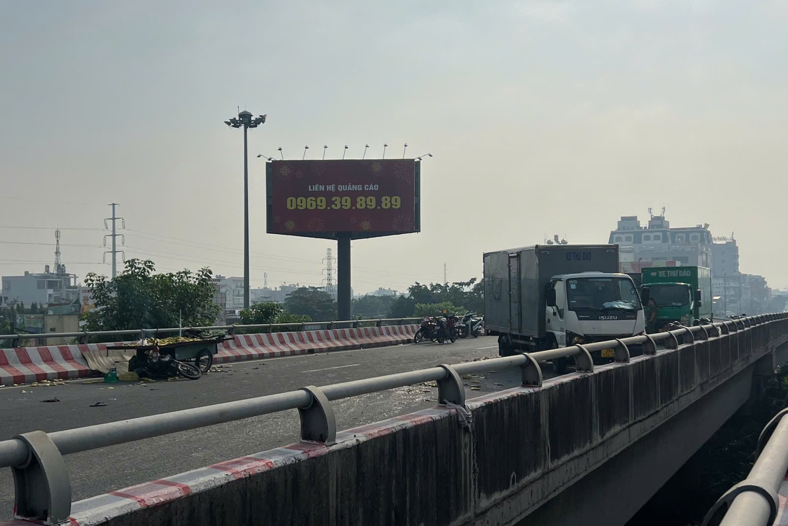 Xe máy chở trái cây va xe thư báo trên cầu Bình Lợi, 1 người tử vong- Ảnh 1.