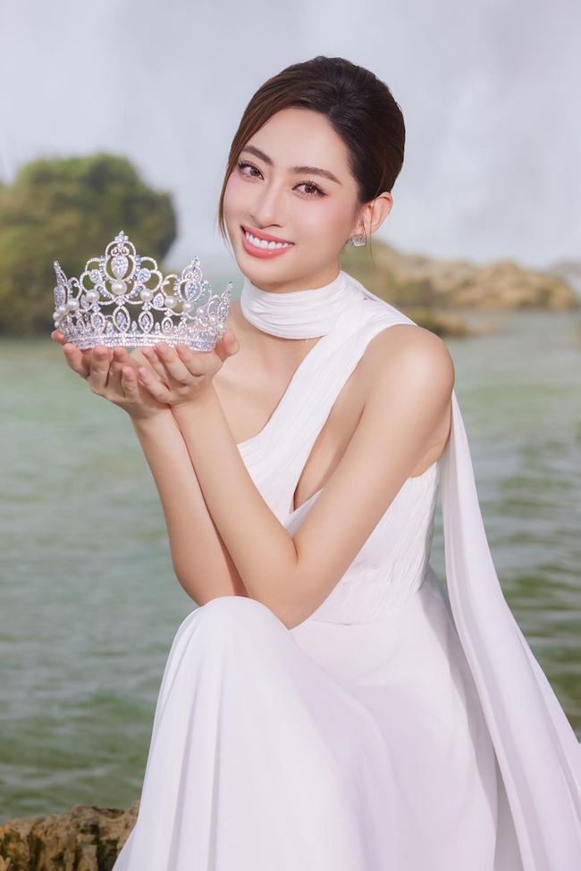 Đố bạn nhận ra nàng Hậu trong bức ảnh này là ai: Trưởng thành đã xinh đẹp hơn người còn học cực đỉnh đấy nhé!- Ảnh 2.